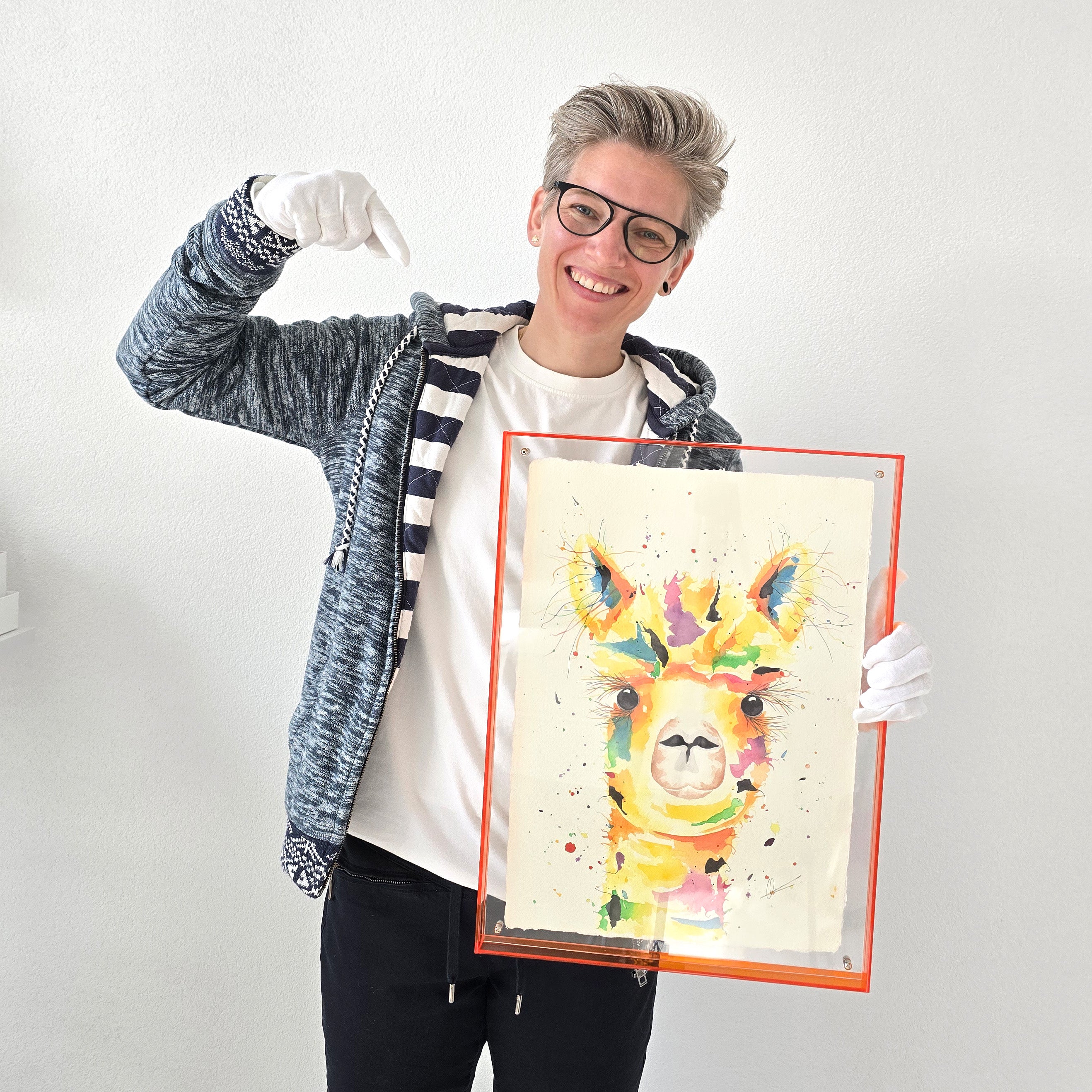 Quirine met het ingelijste alpaca schilderij
