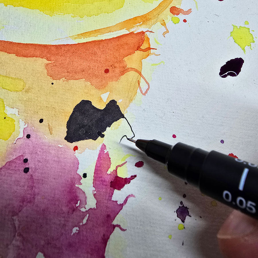 Detailfoto van fineliner aanbrengen in mixed media kunstwerk van alpaca