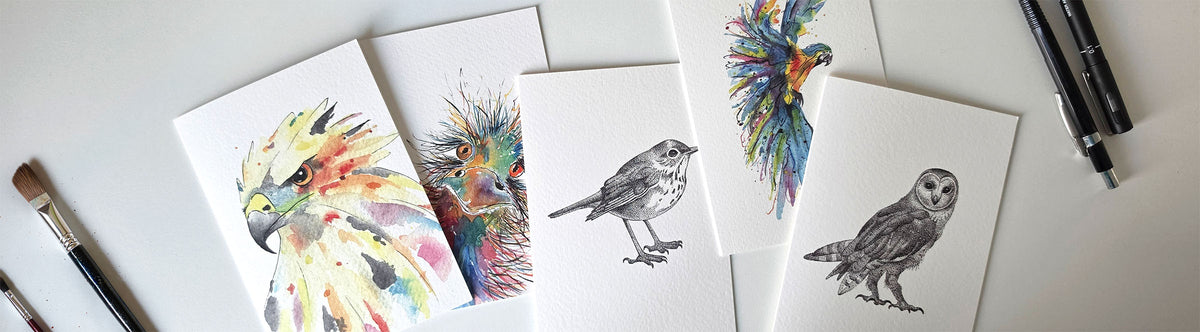 Zwart-witte fineliner dierenkaarten en kleurrijke dierenkaarten gemend op bureau