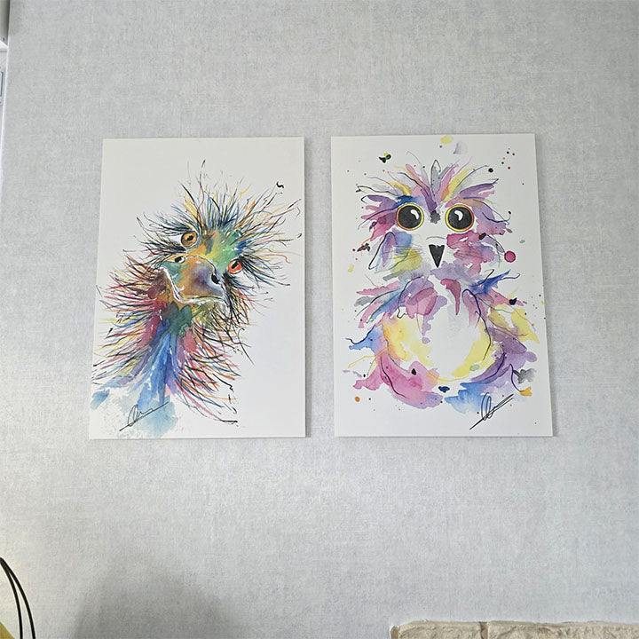 Fine art print van struisvogel en print van uilskuiken aan de muur
