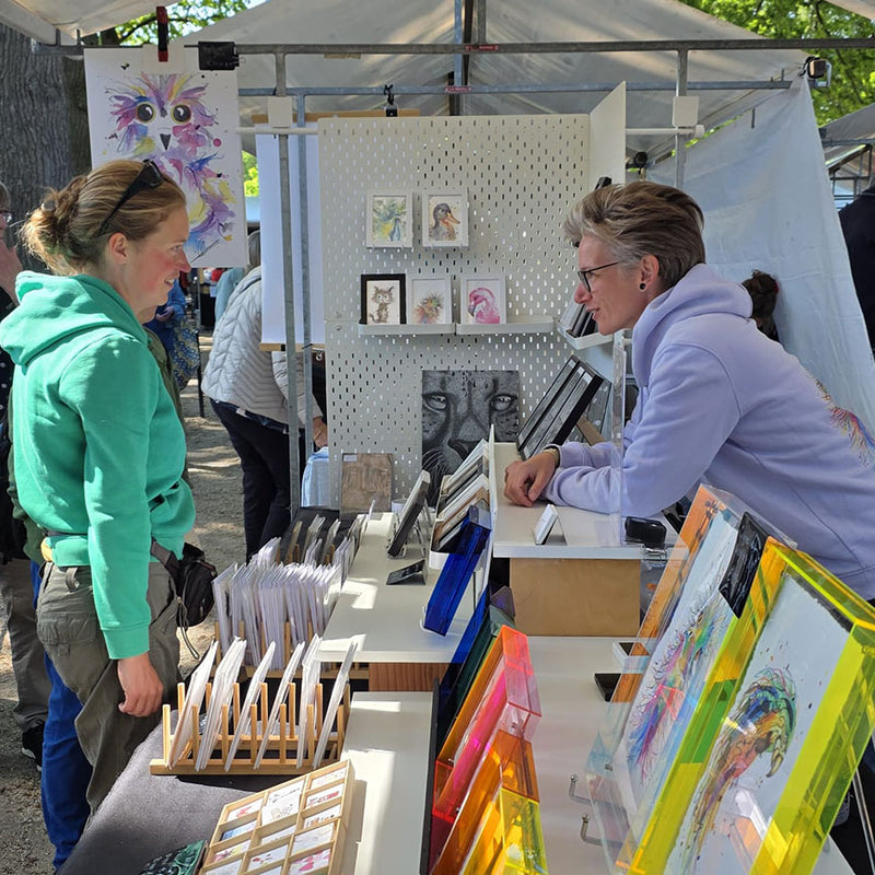 Quirine vanachter de kraam in gesprek met een klant op de Grietmarkt Amerongen