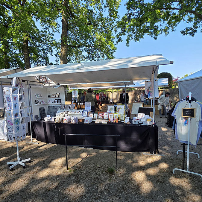 De opgebouwde en ingerichte marktkraam op de Grietmarkt in Amerongen