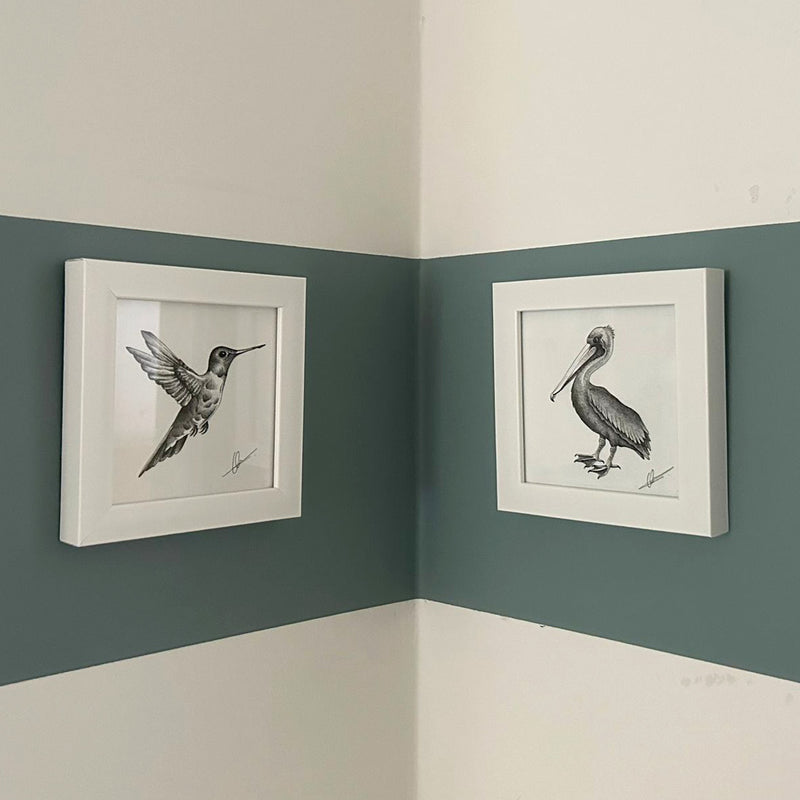 Fineliner originals van pelikaan en kolibrie aan de muur