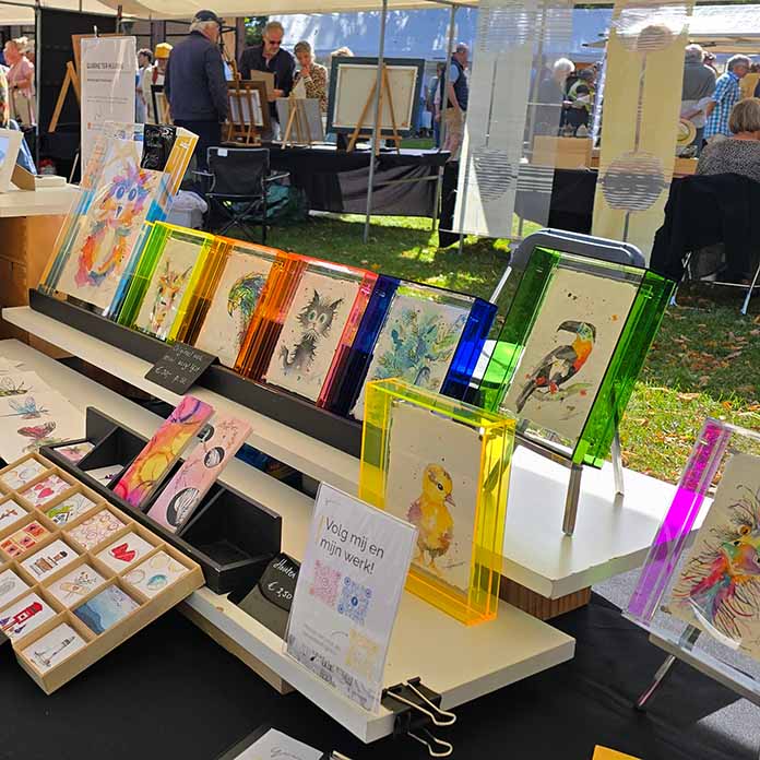 Overzicht van de kunstwerken op de marktkraam