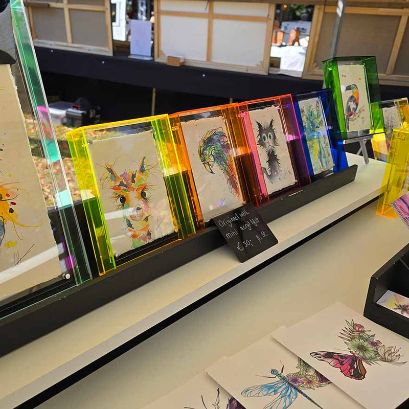 Kleurrijke originals gepresenteerd op de marktkraam