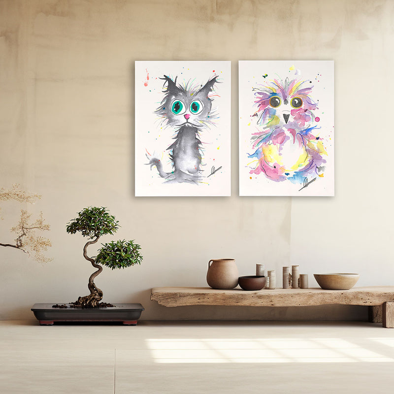 Twee prints gecombineerd aan de muur, een kat en een uilskuiken