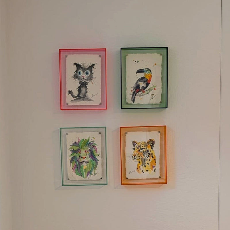 Kleurrijke mixed media originals aan de muur