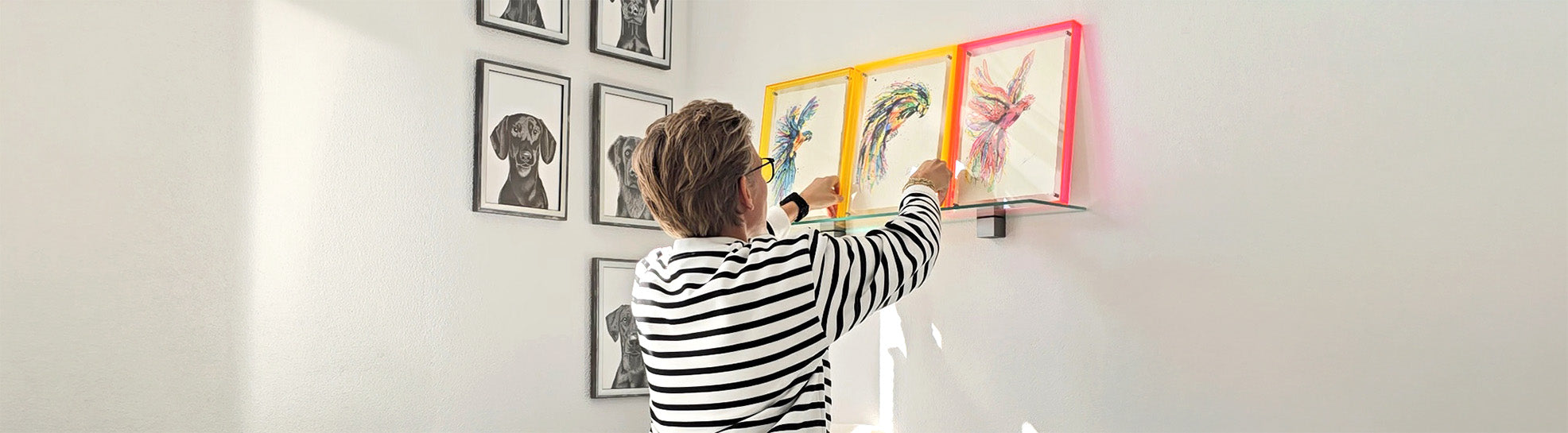 Quirine zet een papegaai schilderij neer in atelier
