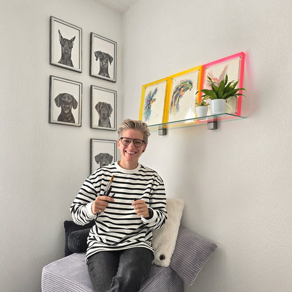 Quirine zit in atelier met tekenmaterialen in haar hand