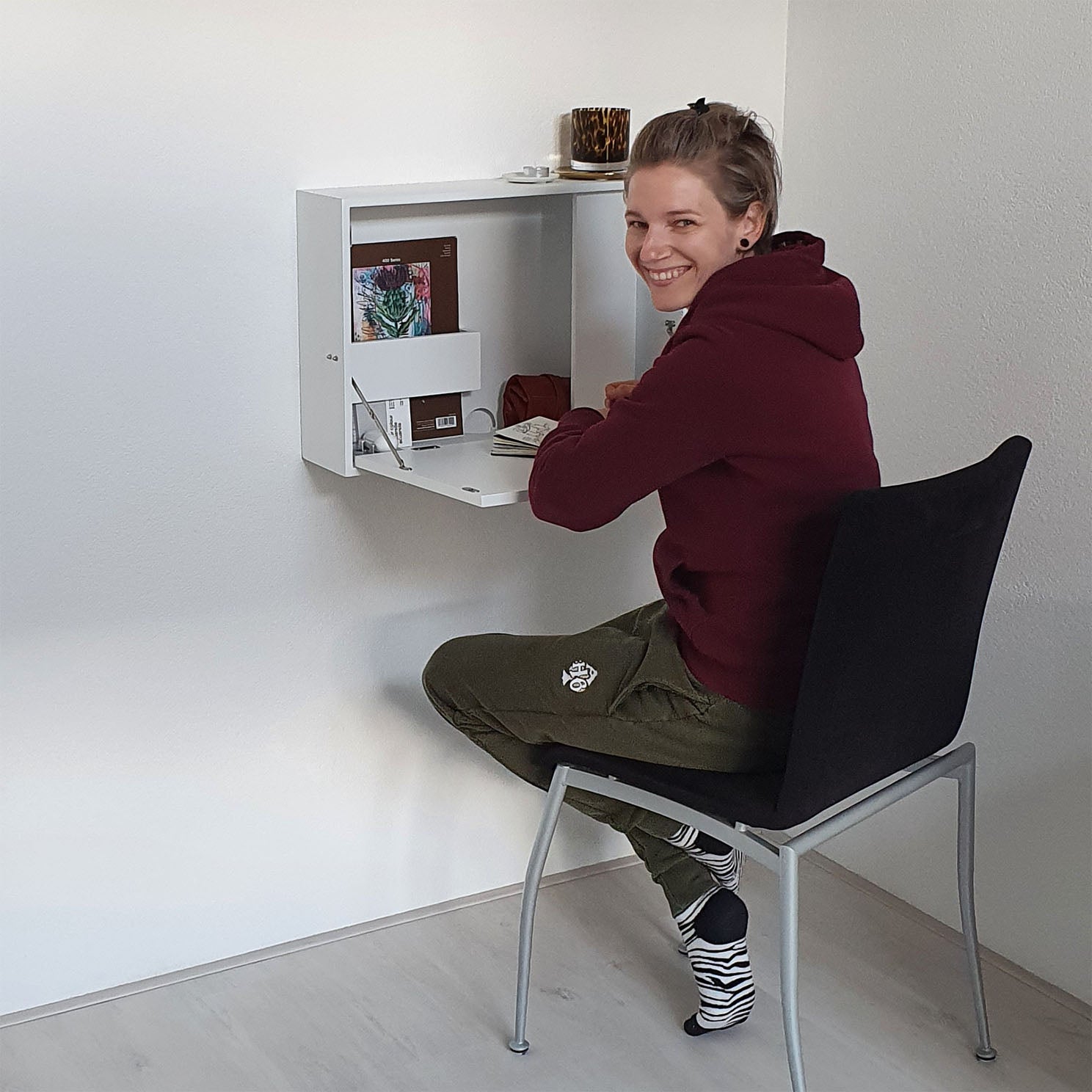 Quirine werkt aan bureau in atelier vroeger