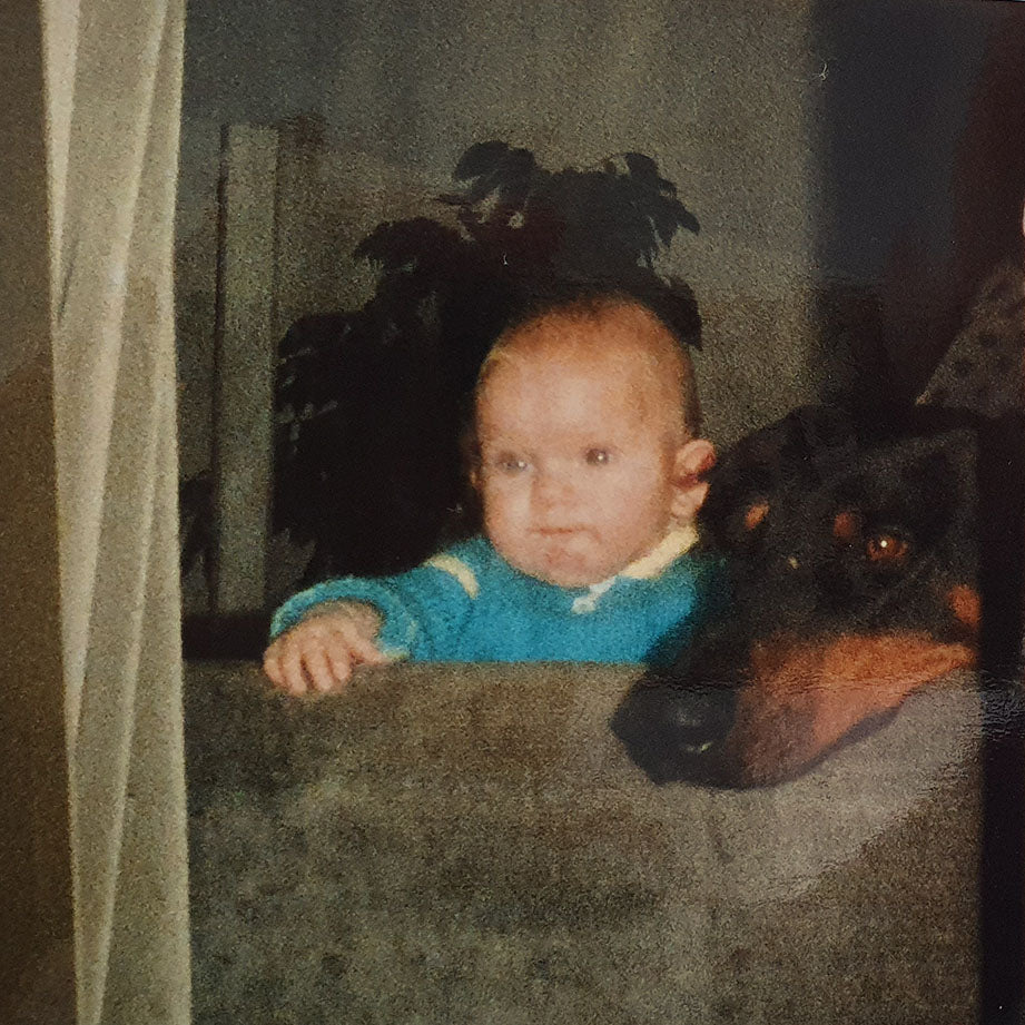 Quirine als baby met hond Titan naar buiten kijken