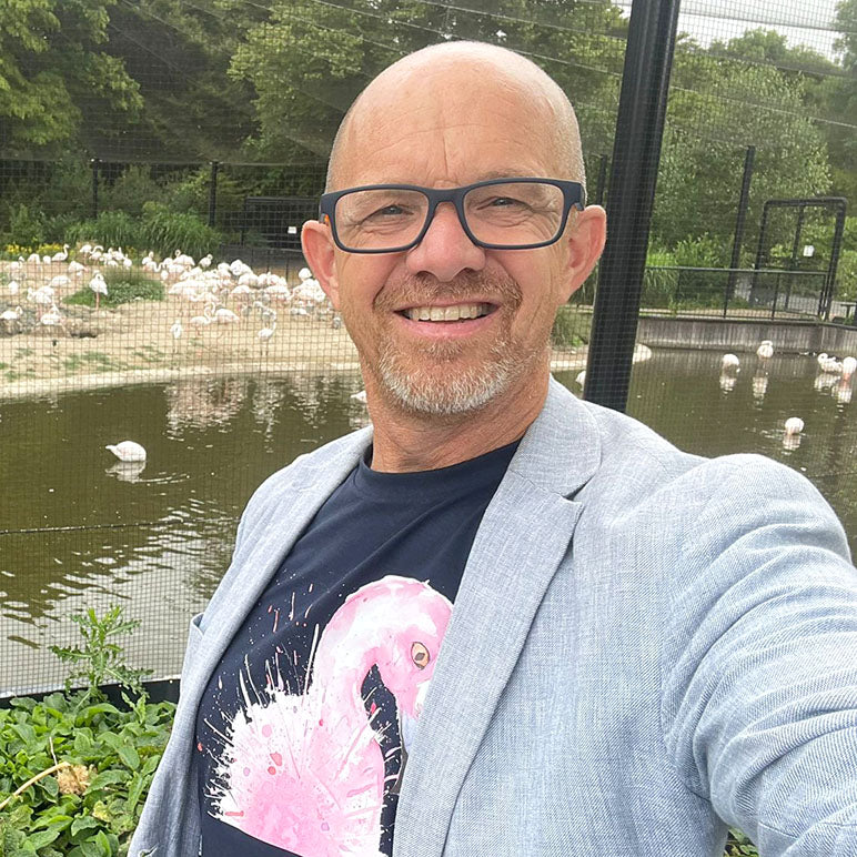 Klant draagt navy t-shirt met flamingo op de voorkant