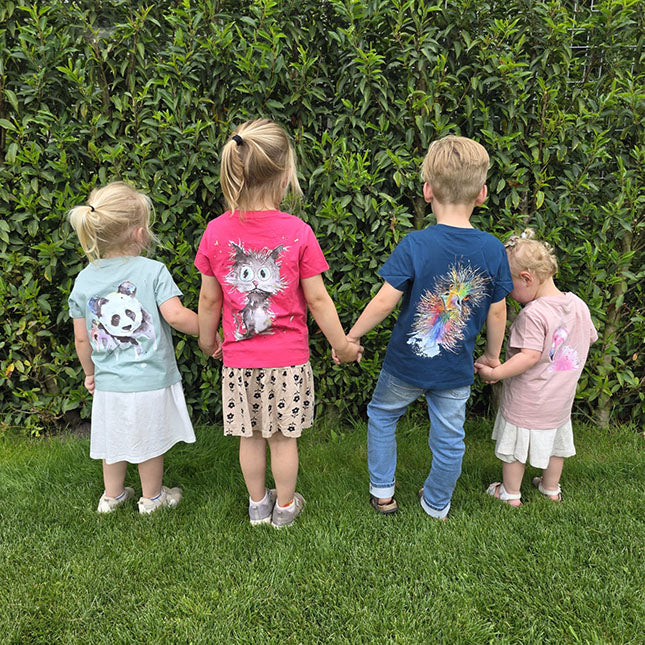 Vier kleine kinderen dragen t-shirts met bedrukking op de rug