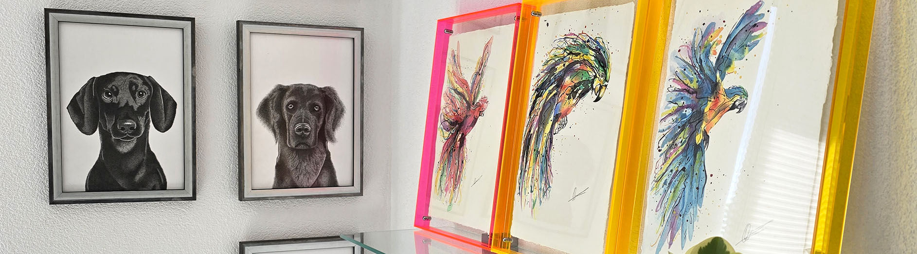 Origineel werk papegaaien in acryl lijsten en fineliner honden ingelijst