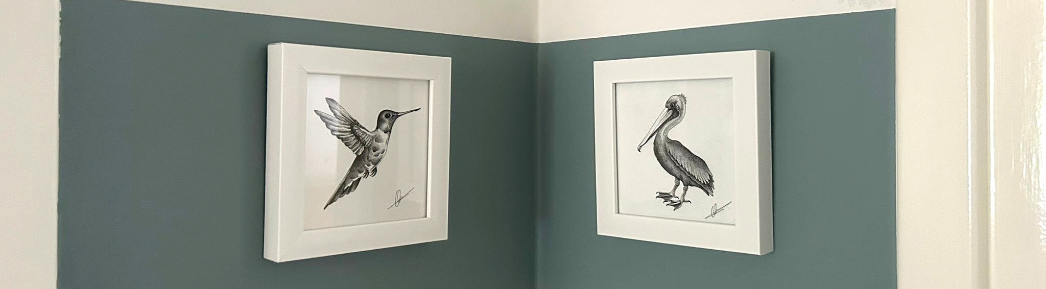 Fineliner originals van pelikaan en kolibrie aan de muur