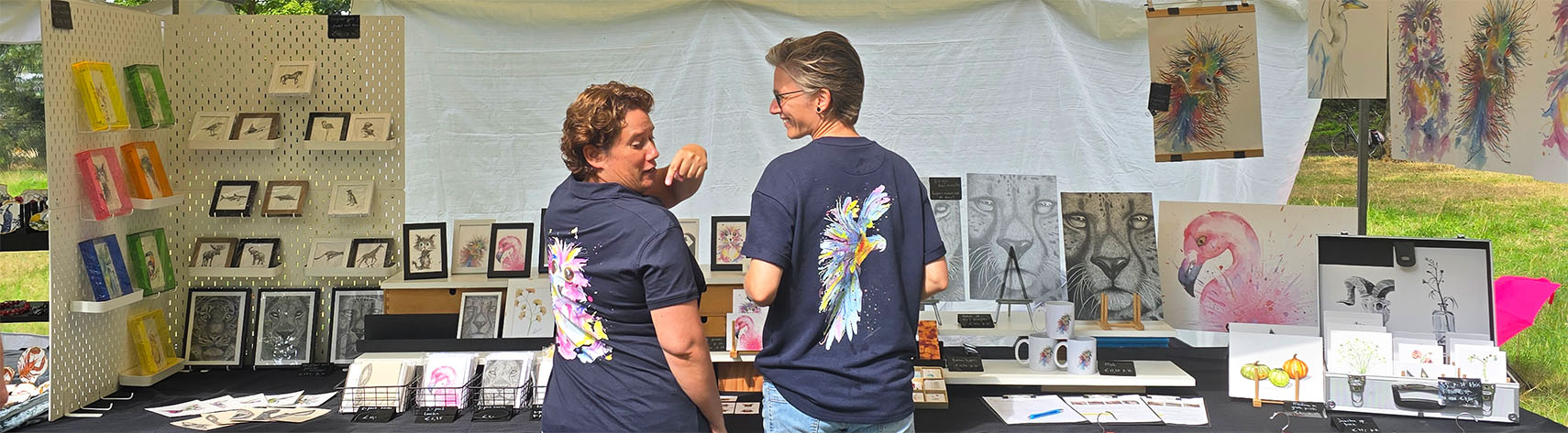 Quirine en Mirthe dragenbedrukte t-shirts voor de marktkraam