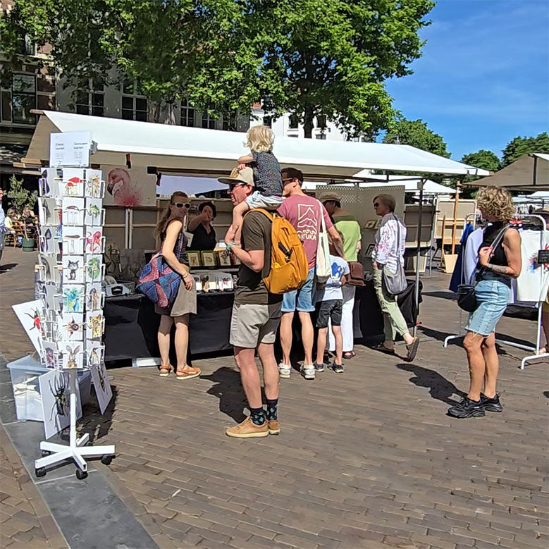 Bezoekers voor de marktkraam in Deventer
