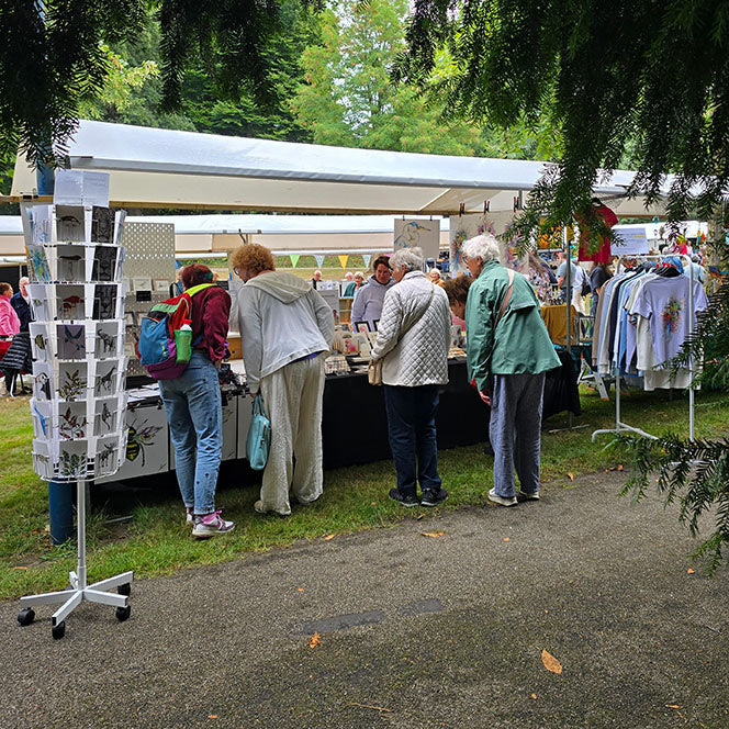 Bezoekers voor de marktkraam in Zeist